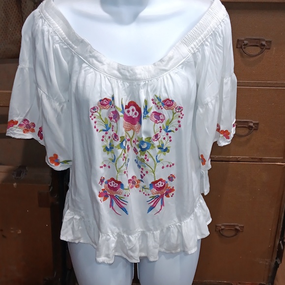 MUSELOOKS OFF THE SHOULDER EMBROIDERY top.   #5767 - Picture 5 of 8